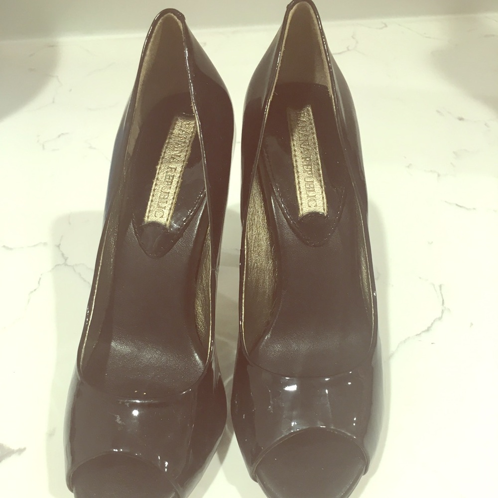 Peep toe patent leather shoes